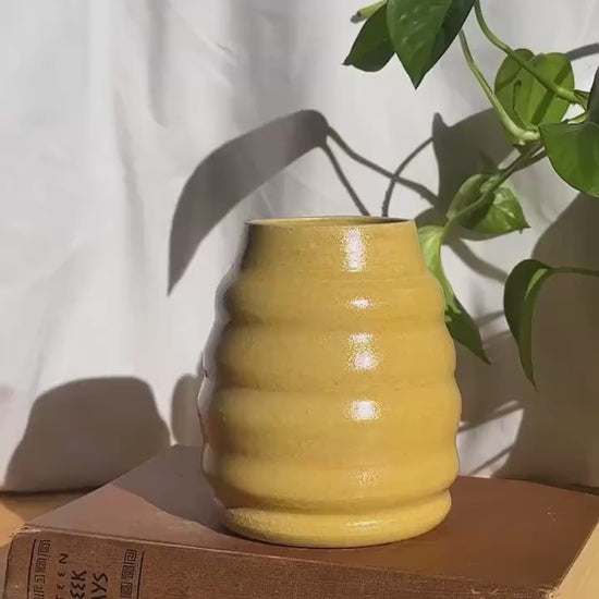 honeypot style wavy bud vase simple