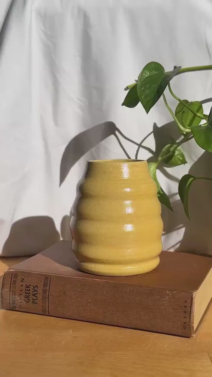 honeypot style wavy bud vase simple